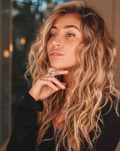 Lived In Blonde Curly Hair, 2b Blonde Hair, Intense Balayage, Medium Length Blonde Curly Hair, Boho Waves Hair, Wavy Hair Blonde Highlights, Wavy Hair Balayage, Blonde Balayage Curly Hair Natural, Balayage Wavy Hair