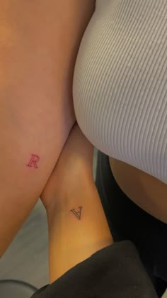 Two girls holding on to each other one with a red tattoo with the letter R and one with the letter A in black Matching Best Friend Tattoo, 44 Tattoo, Best Friend Tattoo, Partner Tattoos, Matching Friend Tattoos, Matching Best Friend Tattoos, Tattoo Minimal, Small Girly Tattoos