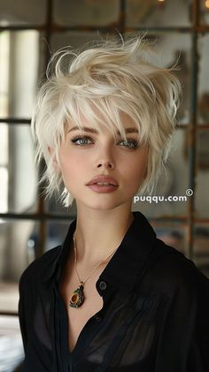 Platinum Blonde Hair At Home, Honeycomb Blonde, Blonde Hair At Home, Short Shaggy Haircuts, Messy Short Hair, Edgy Short Hair, Short Choppy Hair, Penteado Cabelo Curto, Platinum Blonde Hair