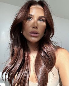 Hairsalon Outfits, Choc Brown Hair, Cherry Chocolate Brunette Hair, Dark Brown Copper Hair, Cherry Brunette Hair, Cherry Chocolate Hair, Hair Colour Inspo, Chocolate Cherry Brown Hair, Hair Color Pictures