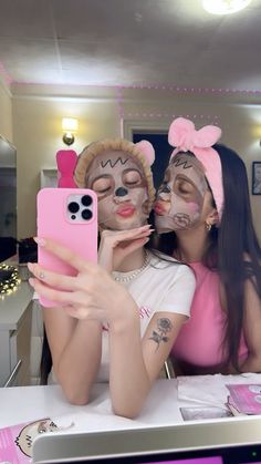 #facemask #pink #pinkskincare #skincare #girlhood #besties Skincare With Friends, Bestie Skincare, Sleepover Face Masks, Bestie Sleepover Ideas, Sleepover Pics, Face Masks With Best Friend, Face Masks Best Friends, Face Masks With Friends, Face Masks With Bestie