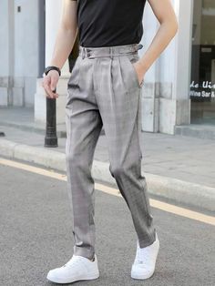 Pantalon taille haute homme : pourquoi le choisir ? Men’s Plaid Pants, Trousers Outfit Men, Mens Plaid Pants, Grey Pants Outfit, Grey Pants Men, Light Grey Suits, Mens Slacks, Pants Outfit Men, Classy Suits