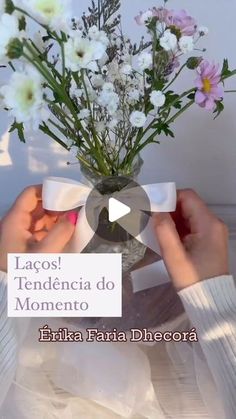 a person holding a vase with flowers in it and the caption la agos tendenciaa do momento