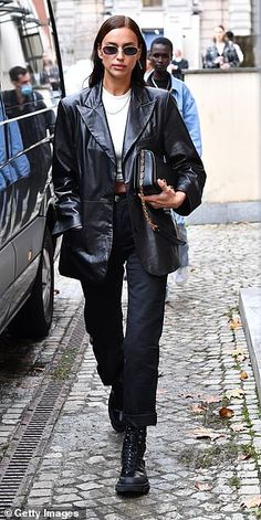 Style A Leather Blazer, Leather Blazer Looks, Outfits With Leather Blazer, Leather Jacket All Black Outfit, How To Style Leather Blazer, Leather Jacket Outfit Dress, Leather Blazer Jacket Outfit, Black Leather Blazer Outfit Street Style