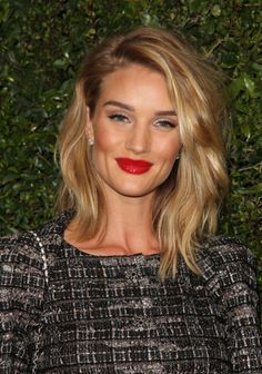 Piece-y layers usually parted on the side that fall gently on the shoulders like Rosie Huntington-Whiteley are the look of the season. Short Brunette, Brunette Hairstyles, Fishtail Braids, Makeup Tip, Low Maintenance Haircut, Rosie Huntington, Lob Haircut, Rosie Huntington Whiteley, Mid Length Hair