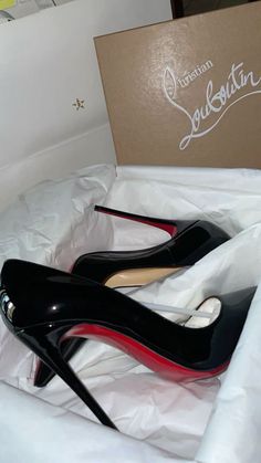 Louboutin Heels Aesthetic, Louboutin High Heels, Hak Tinggi, Luxury Heels, Heels Aesthetic, Cute Shoes Heels