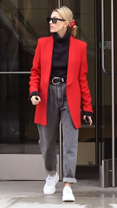 Red Blazer Outfit Casual Street Styles, 2020 Fashion Trends Street Styles, Hailey Baldwin Street Style, Style Lookbook, 2020 Fashion Trends, Coat Outfit, Blazer Outfit, Looks Black