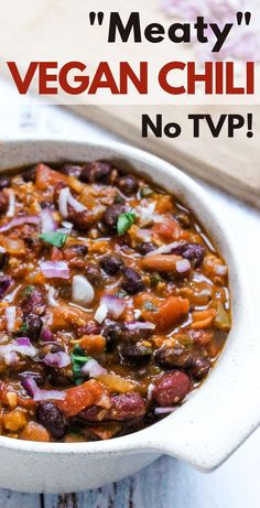 A bowl of meatless vegan chili with text overlay: "Meaty Vegan Chili No TVP!" Easy Vegan Chili, Edible Ideas, Stews Recipes, Vegetarian Soups, Vegan Egg