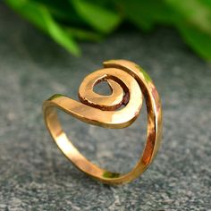 Spiral ring, Wrap ring, Gold ring, Statement ring, Wire Wrapped ring, Gold Spiral ring, Boho ring, Stacking ring, Stackable ring, Swirl ring Product Description:-  *Handmade item *Dispatches from a small business in India *Materials         :-   Brass, 925 sterling Silver *Band color      :-   Gold, Silver *Style                 :-   minimalist *Can be personalized` SIZE           :-    All Size Are Available. Choose From Variation. METAL           :-    Brass, 925 sterling silver PURITY Wired Ring, Gold Wire Ring, Gold Wrap Ring, Ring Wrap, Aluminum Jewelry, Ring Wire, Gemstone Art, Spiral Ring, Zierlicher Ring