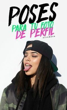 a woman sticking her tongue out while standing in front of a white wall with the words poses para tu foto de perfil on it