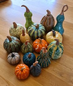 Pompoenen van 8 cm tem 12 cm hoog. Prijzen vanaf €10. Afhankelijk van grootte en bewerking. Halloween Ceramics, Clay Pumpkins, Pumpkin Pottery, Halloween Pottery, Pottery Pinch Pot, Pumpkin Ceramic, Crochet Potholder Patterns, Ceramic Pumpkin, Beginner Pottery