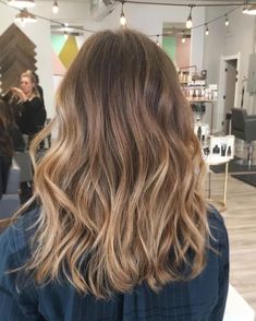 10 Major Winter Hair Colors, Warm Blonde Hair, Winter Hair Colors, Hair Contouring, Natural Highlights, Caramel Highlights, Winter Hair Color, Trendy Hair Color, Winter Hair