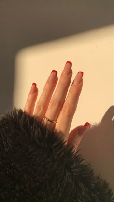 Red And Golden Nail Art, Pretty Red Aesthetic, Nail Art Aesthetic Red, Basic Red Nails, Red And Golden Nails, Red Formal Nails, Red Natural Nails, Red Nails Autumn, Simple Prom Nails