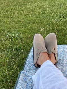 Boston Spring, Aesthetic Vintage Retro, Green Grasshopper, Clogs Outfits, Picnic Vibes, Spring Sunset, Flowers Peony, Birkenstock Outfit