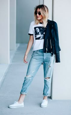 | Jeans + Camiseta + Tênis - Combo confortável e super estiloso! | How To Wear Birkenstock, Comfy Jeans Outfit, Casual Chique Stijl, Boyfriend Jeans Outfit, Mama Jeans, Edgy Outfit, Best Casual Outfits, Fashion Blogger Style, Boyfriend Jean