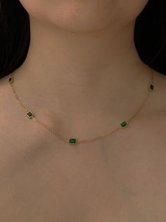 Vintage- multi green gemstone  necklace Simple Gemstone Necklace, Green Gold Necklace, Gabi The Label, Daily Necklace, Emerald Green Necklace, Vintage Gold Necklace, Multi Gemstone Necklace, Make Necklaces