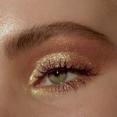 Make Up Designs, Make Up Gold, Maquillage On Fleek, Fotografi Vintage, Smink Inspiration, Makijaż Smokey Eye, Gold Makeup, Makeup Eye Looks, Makeup Hacks