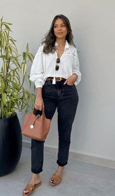 Mom Jeans Summer Outfit Casual, Casual Scrubs Outfit, Casual Comfy Summer Outfits, Office Outfits With Jeans, Comfy Mom Outfits, Chic Mom Outfits, Look Legging, Mom Jeans Outfit, Jeans Outfit Women