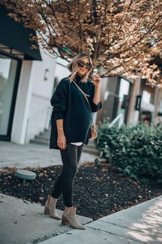 Sweater Maternity Outfits, Fall And Winter Pregnancy Outfits, 2nd Trimester Outfits Winter, Fall/winter Maternity Fashion, Maternity Outfit Winter, Cute Pregnancy Outfits For Winter, Pregnancy Winter Outfits, Fall Maternity Fashion, Maternity Leggings Outfit