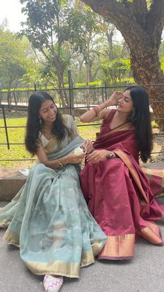 2 Friends Aesthetic, Teen Dirtbag, Traditional Pics, Navratri Pictures, Saree Aesthetic, Cute Friend Poses