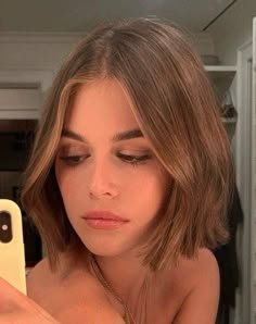 Chin Length Brunette Hair, Kaia Gerber Short Haircut, Bob With Face Framing Layers Short Hair, Kia Gerber Hair, Kaia Gerber Hair Short, Short Bob Brunette, Italian Bob Haircut 2023, Hailey Bieber Short Hair