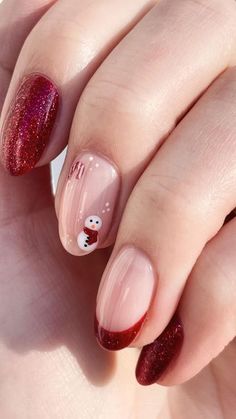 Get into the festive spirit with these gorgeous Christmas nail designs! From glittery snowflakes to cute reindeer, these nails will make your holiday season even more merry and bright. #ChristmasNails #HolidayNails #NailArt Summer Christmas Nails Simple, Cute Nails December, Christmas Nails One Nail Design, Snowman French Tip Nails, Cute Nail Inspo Christmas, Amsterdam Nails Ideas, Christmas Nails Inspiration Simple, Christmas Nail Designs Snowman, Easy Christmas Nail Designs For Beginners