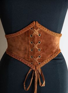 Do you like corsets but also like to feel comfortable in your clothes? This belt is made for you! This is an elastic waist cincher, made of quality copper velvet. Steel bones on the front of the belt provide support and give the illusion that it is a real corset. The sturdy elastic that makes up the back of this accessory provides greater sheathing than a classic belt and will adapt perfectly to your size. Possibility to choose this model with braid or only with a cotton border. Item handmade in France (and with great care Ren Faire Outfits, Rustic Wedding Hairstyles, Fair Outfits, Velvet Corset, Classic Belt, Ren Fair, Wedding Sash Belt, Corset Belt, Wedding Belts