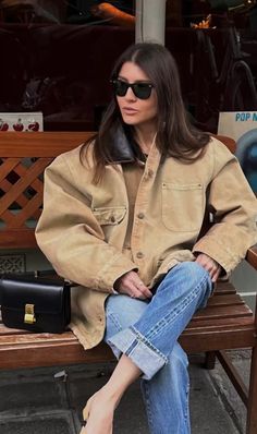 Oversized Washed Utility Jacket For Fall, Oversized Fall Utility Jacket For Everyday, Oversized Everyday Winter Utility Jacket, Barn Jacket Street Style, Barn Jacket Outfits 2024, Canvas Jacket Outfit, Collared Winter Utility Jacket, Relaxed Fit, Barn Coat Outfit, Barn Jacket Outfits