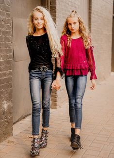 Girls Holiday Outfit, Teen Clothing Stores, Vintage Girls Clothes, Preteen Clothing, Preteen Fashion, Teen Style, Sisters Photoshoot, Girls Holiday, Christmas Outfits Women