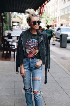 Weekend Mode, Ripped Jeans Outfit, Look Grunge, Cooler Style, Graphic Tee Style, Casino Outfit, Outfit Jeans, 가을 패션, Jean Paul Gaultier