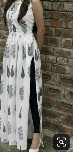 Stylish Kurtis Design With Jeans, Long Tops On Jeans, Kurti Styles For Women, Casual Kurti Designs Latest, Kurti For Girls Stylish, Casual Wear Kurti Designs, New Design Kurti For Women, Kurta Designs For Girls Style, Kurtha Ideas Women