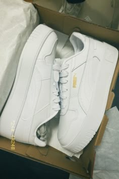 #puma #pumasneakers #пума #кеды #кроссовки White Pumas, White High Heel Sandals, Neat Casual Outfits, White Sneakers Men, Uni Outfits, Kendall Jenner Outfits