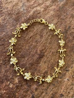 Hawaiian Gift Ideas, Gold Flower-shaped Jewelry With Lobster Clasp, Gold Hallmarked Flower-shaped Jewelry, Hibiscus Flower Jewelry, Gold Flower Charm Bracelet Adjustable, Gold Flower Charm Bracelet With Adjustable Fit, Yellow Gold Bracelet With Charms, Plumeria Accessories, Hispanic Jewelry