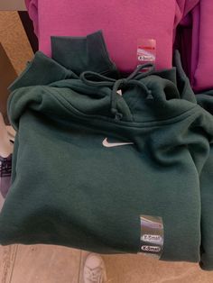 Green Hoodie Outfit, Green Nike Hoodie, Garage Clothing, Teen Swag Outfits, Hoodie Aesthetic, Wearing Color, Unique Hoodies, Hoodie Outfit