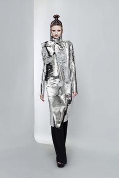 chrome,silver,metal,shiny Glitch Fashion, Hiar Style, Dystopian Fashion, Dolly Fashion, Cyberpunk Fashion, Futuristic Fashion, Fast Forward, Future Fashion