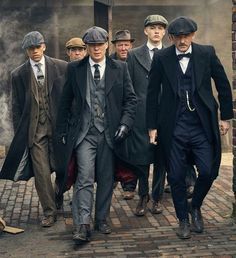 Costume Peaky Blinders, Peaky Blinders Costume, Men In Suits, 1920s Mens Fashion, Peaky Blinders Suit, Mens Hats Fashion, Alligator Skin, Vintage Mens Fashion, Tweed Suits