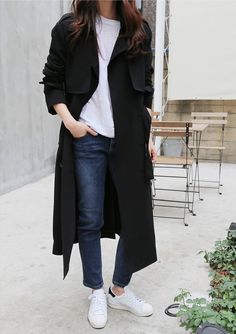 Death by elocution Minimal Chic Style, Black Trench Coat, Outfit Jeans, Looks Street Style, Looks Black, Trench Coat Black, Minimal Chic, Mode Inspo