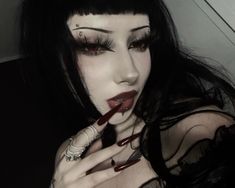 Dark Glamour Makeup, Sultry Goth Makeup, Goth Makeup No Lashes, Vampire Beauty Aesthetic, Goth Lip Makeup, Goth Wedding Makeup, Goth Vampire Makeup, Gothic Makeup Looks, Gothic Makeup Ideas