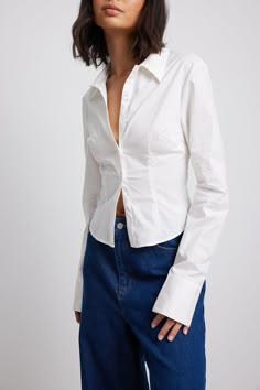 This shirt is fitted and features a classic collar, long sleeves and a button closure. Button Down Women, Womens White Button Up, Outfits With Jeans And White Shirt, Collared Shirts Women, Fitted Collared Shirt Women, Fitted White Button Down Shirt, White Shirt Button Up, Fitted White Button Up, Tied Button Up Shirt