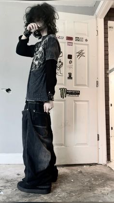 Alt Grunge Pfp, Edgy Masc Outfits, 2000s Fashion Skater, Edgar Outfits School, Y2k Grunge Outfits Aesthetic, Dark Grunge Outfits Gothic, Goth Lazy Outfits, Incelcore Outfit, Emo Core Outfits