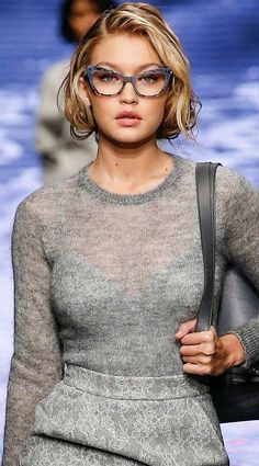 Woman Wearing Glasses, Woman With Glasses, Glasses Trends, Glasses Fashion Women, 2015 Runway, Cat Eye Glasses Frames, Eyewear Trends, Trendy Glasses, Cute Sunglasses