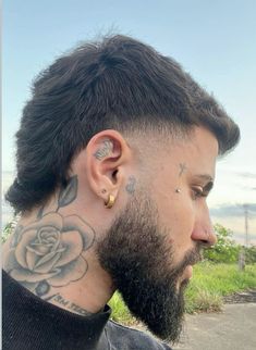 #mullet #badboy #cortemasculino #instagram #instagood #instafashion #air #fashion #tumblr #vintage #retro #latino #barbados #cabelo #street #streetstyle #model #beautyblog #good #influencer #pinterest #tatuagem #tattoo Mexican Short Hair, Haircut Mullet, Short Mullet Mens, Men Fade Haircut Short, Short Fade Haircut, Modern Mullet, Popular Mens Hairstyles, Undercut Long Hair