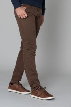 La beauté de ce jeans homme réside certainement dans la simplicité de sa configuration. Ce DMM0201000-C0931-213 MARRON de la marque MCS est taillé dans une coupe ajustée. Plus relâché vers les pieds, ce jeans est ajusté au niveau des cuisses sans pour autant être slim. Il souligne ainsi votre silhouette tout en vous procurant un bon confort. La taille est dotée de passants et dandrsquo;un bouton métallique qui assure la fermeture dans landrsquo;axe avec un zip métallique. Landrsquo;étiquette de Formal Clothes For Men, Jean Marron, Jeans Marron, Brown Jeans, Office Casual, Jeans Slim, Color Combos, Gentleman, Blue Jeans