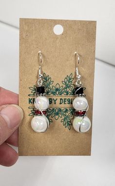 These snowman earrings are do adorable and can be worn with so many things and it doesn't have to be just Christmas.  They can come in many other colors.  They are about 1 1/2 inches long. Bead Snowman, Snowman Earrings, Beaded Jewellery, Wrapped Jewelry, Wire Wrapped Jewelry, Last Minute Gifts, Wire Wrapped, Jewelry Earrings Dangle, Etsy Earrings