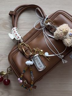 Bag Charms Aesthetic 2024, Purse With Charms Aesthetic, Bags With Charms Aesthetic, Purse With Charms, Purse Charms Aesthetic, Beaded Bag Charm, Bag Charm Aesthetic, Bag Charms Aesthetic, Bag Charms Diy