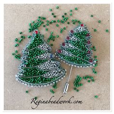 Bead Embroidery Christmas Tree, Holiday Beaded Jewelry, Embroidery Christmas Ornaments, Felt Beads, Holiday Beading, Embroidery Jewelry, Beaded Brooch