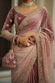 A photo of a Pakistani bride wearing a peach saree with a maroon velvet shawl-like blouse. The saree is made of soft peach lace fabric and is delicately detailed with floral lace. The maroon blouse has golden embroidered accents and features intricate golden beaded tassels on the sleeves. Indian Wedding Clothes Women, Maroon Saree With Golden Blouse, Maroon Saree Look, Net Saree Look, Golden Bridal Dress, Saree With Shawl, Pink Velvet Blouse, Reception Saree Look