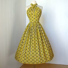 vintage 1950's dress ...fabulous designer CAROLYN SCHNURER novelty print cotton convertible halter full skirt pin-up party dress Pin Up Party, 1950's Dress, Born In The Wrong Era, 50's Fashion, 1950s Dresses, 50's Style, Fashion 1950s, Vintage 1950s Dresses