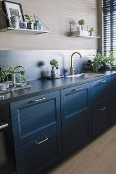 123Jaloezie zwarte houten jaloezieën in de keuken Ikea Axstad, Dark Blue Kitchens, Blue