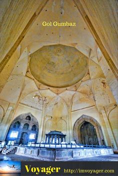 the inside of an old building with columns and ceilings